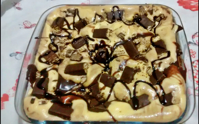 Torta de brigadeiro, sorvete e bis