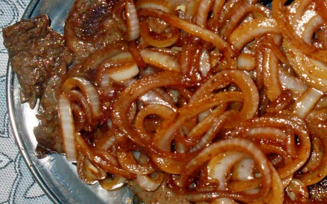 Bife acebolado delicioso