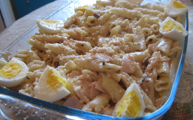 Penne com peito de peru ao molho branco