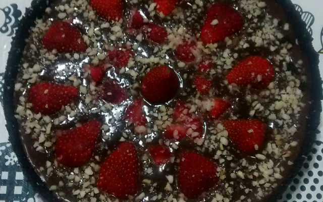 Torta de biscoito de chocolate recheado de baunilha, chocolate e morangos