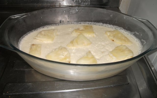 Mousse de abacaxi com pedaços da fruta