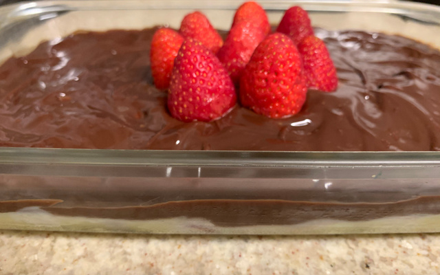 Bombom de morango na travessa