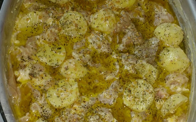 Frango com batatas no forno simples