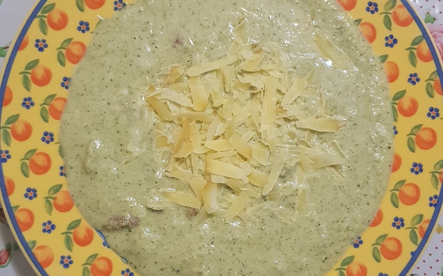 Sopa cremosa de brócolis com bacon