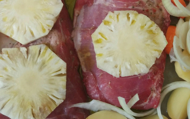 Costela de porco com abacaxi