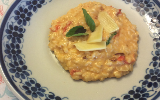 Risoto de mussarela, tomate e manjericão