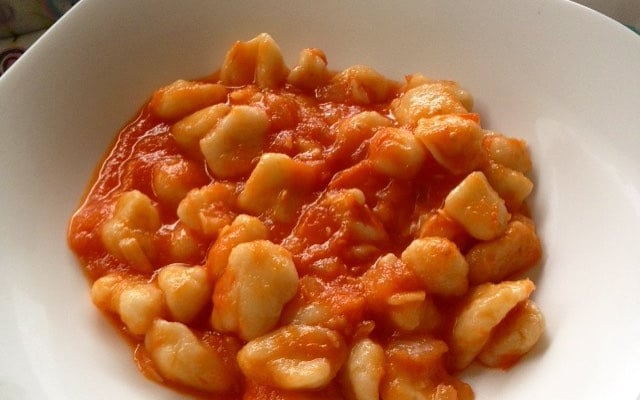 Gnocchi vegano com molho de tomate