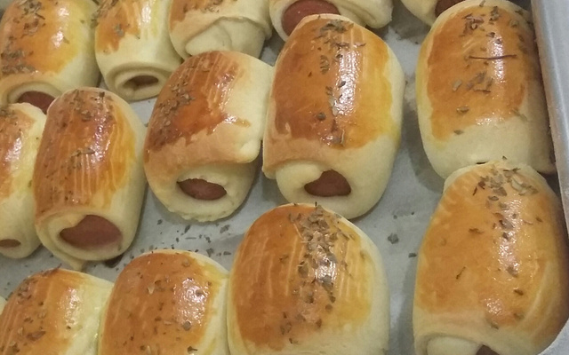 Enroladinho de salsicha assado fácil