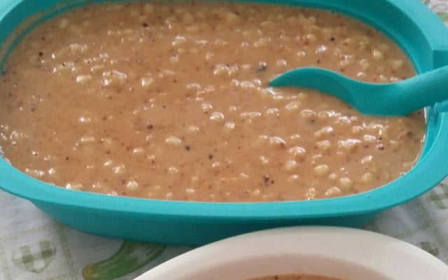 Canjica com leite condensado, açúcar queimado e amendoim