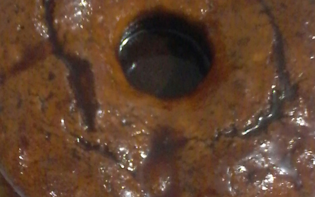 Bolo de cenoura com calda de chocolate que derrete na boca