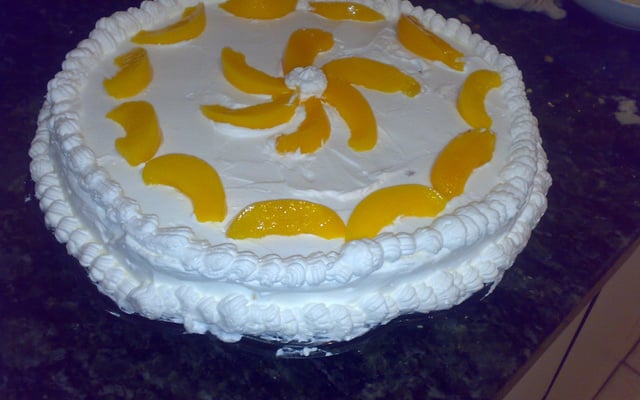 Bolo alegre de aniversário