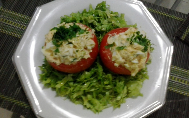 Tomate recheado no ninho de alface