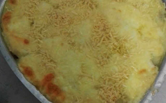 Gratinado de purê de batata com estrogonofe de calabresa