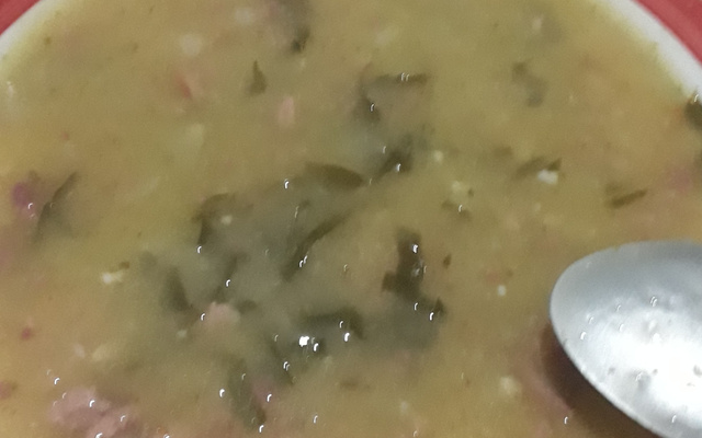 Caldo de macaxeira (mandioca) com charque (carne seca)