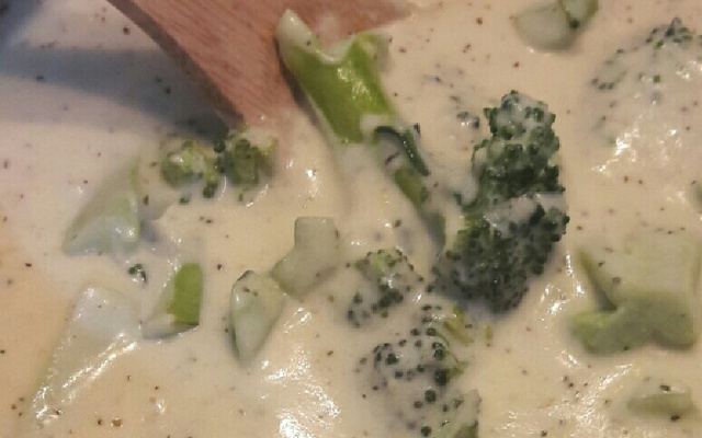 Penne ao molho branco e brócolis