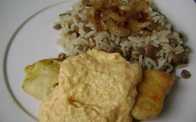 Frango com molho de cenoura com arroz com lentilhas e cebola agridoce