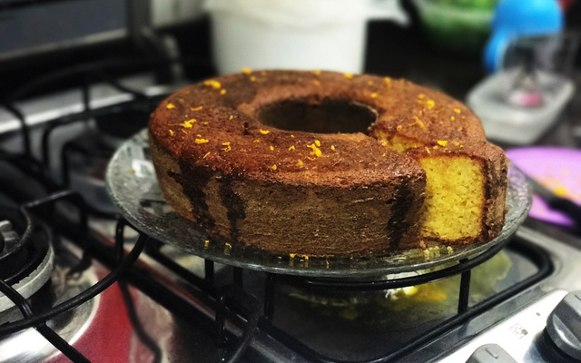 Bolo de laranja com casca batido no liquidificador