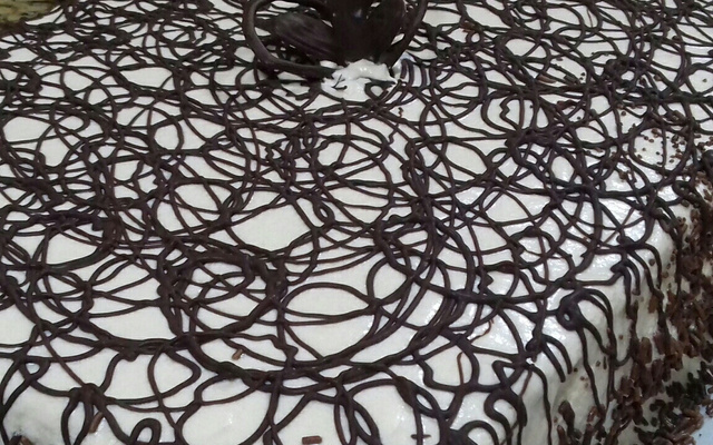 Bolo alegre de aniversário