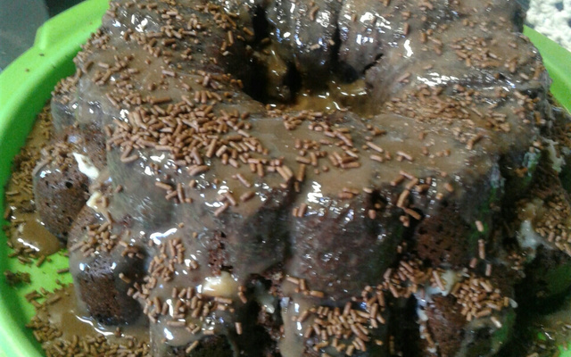 Bolo de chocolate recheado aerado e super molhadinho