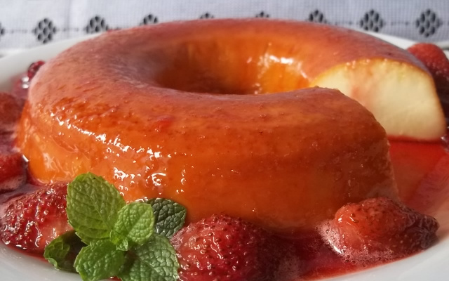 Pudim de iogurte com calda de morango