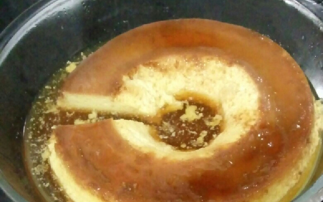 Pudim de leite furadinho