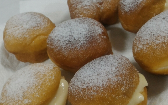 Sonho com recheio de doce de leite