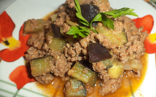 Guisado prático de berinjela com carne moída