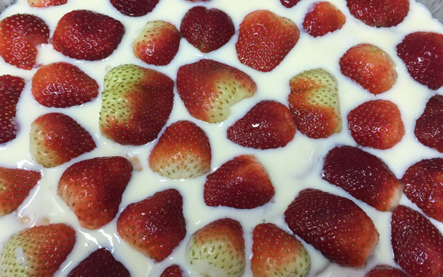 Pavê de creme branco com morango