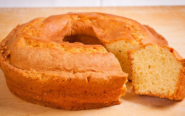 Bolo de arroz cru sem gluten com fatia cortada