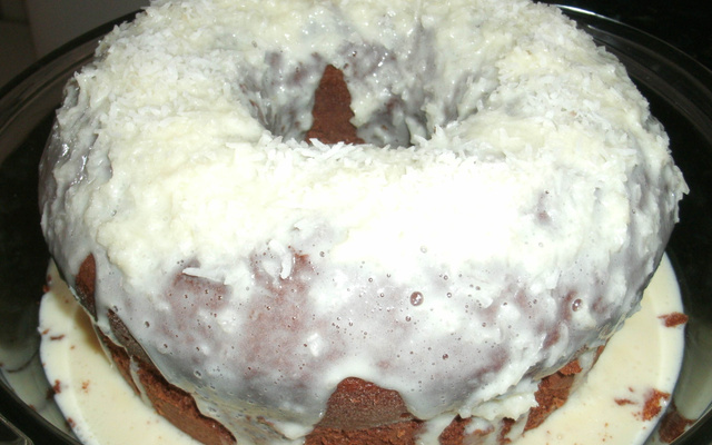 Bolo de chocolate com cobertura branca