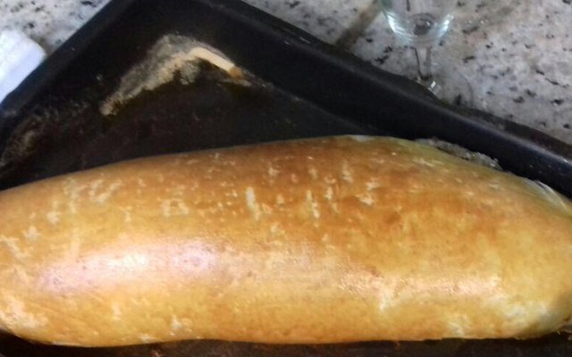 Rocambole de carne moída com massa de pão caseiro