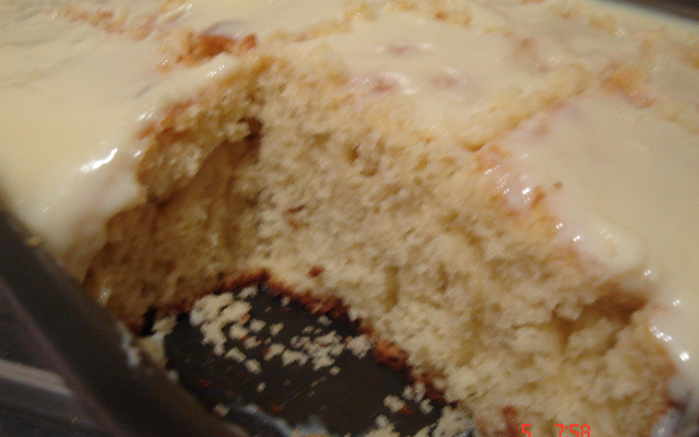 Bolo de abacaxi com cobertura de baunilha