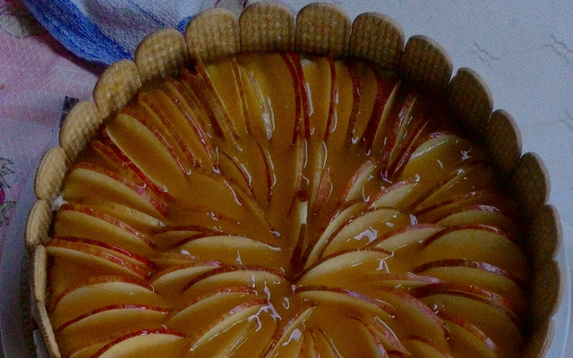 Bolo com maçã e calda de laranja