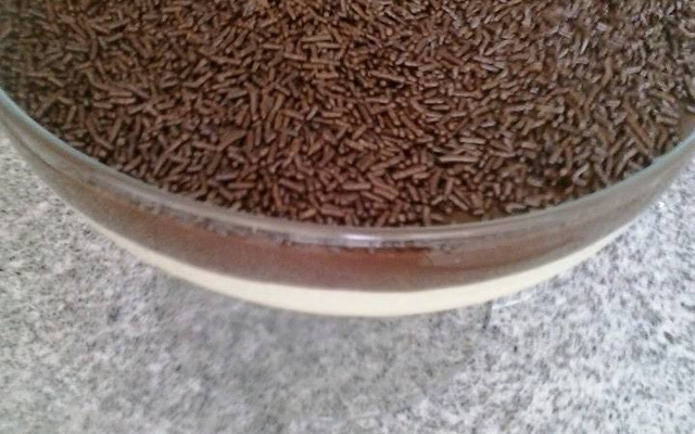 Mousse de maracujá com mousse de brigadeiro