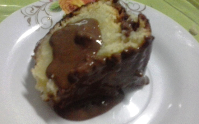 Bolo de melão com calda de chocolate