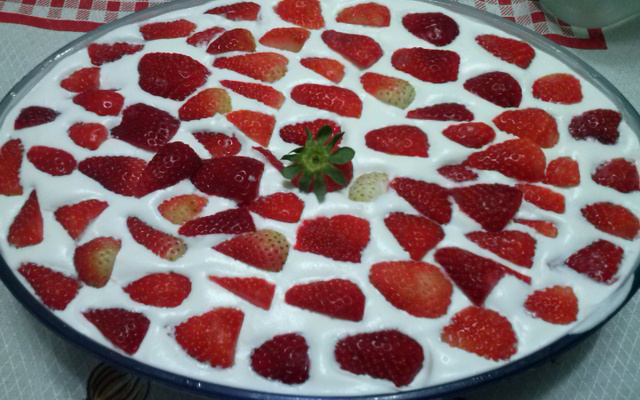 Merengue de morango com suspiros