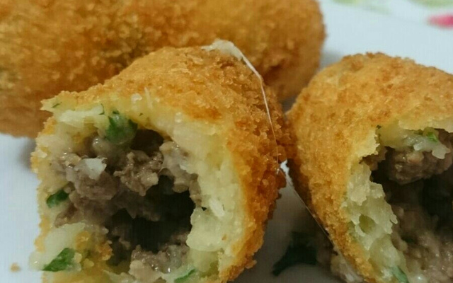 Bolinho de mandioca recheado