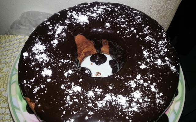 Bolo mármore com calda de chocolate