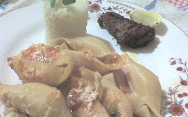 Conchiglione com recheio de frango e costelinha de porco