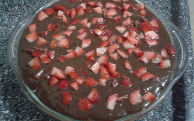 Pavê de ganache com morango e coco