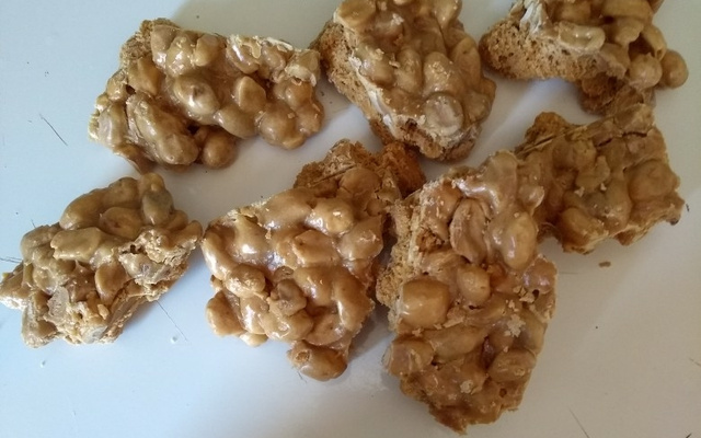 Pé de moleque de leite condensado