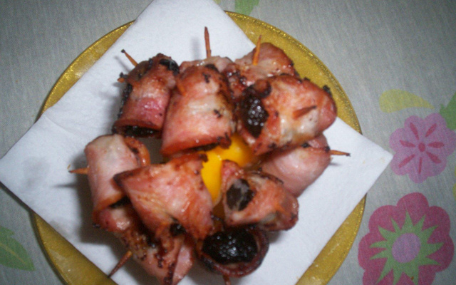 Ameixas com bacon
