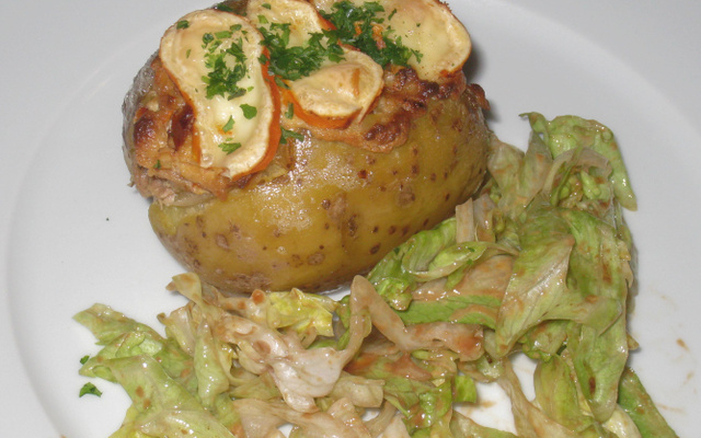 Batata recheada com salmão e molho de tomates secos