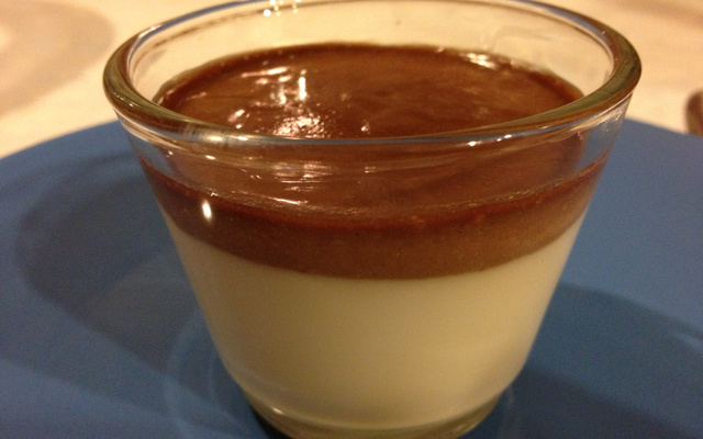 Doce gelado de coco com chocolate