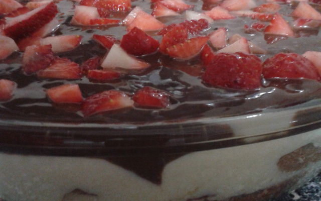 Pavê de ganache com morango e coco