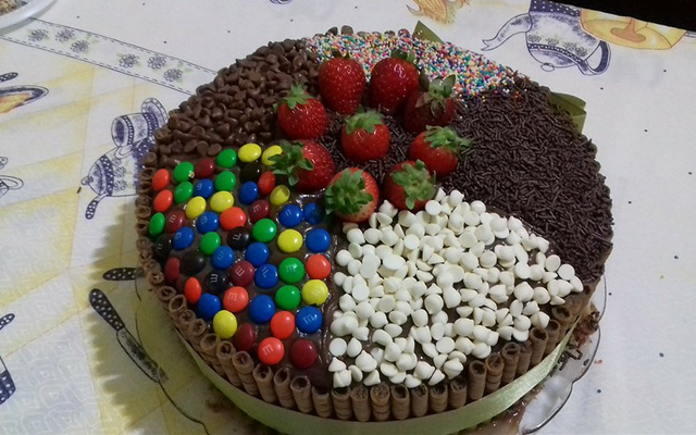 Bolo de chocolate com recheio de morango e palitinhos