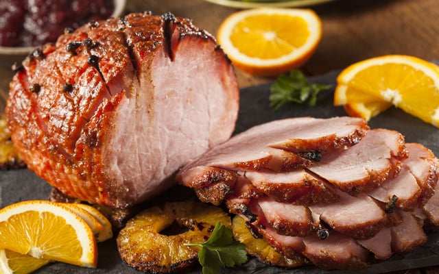 Tender simples com cravos em cima e com fatias cortadas