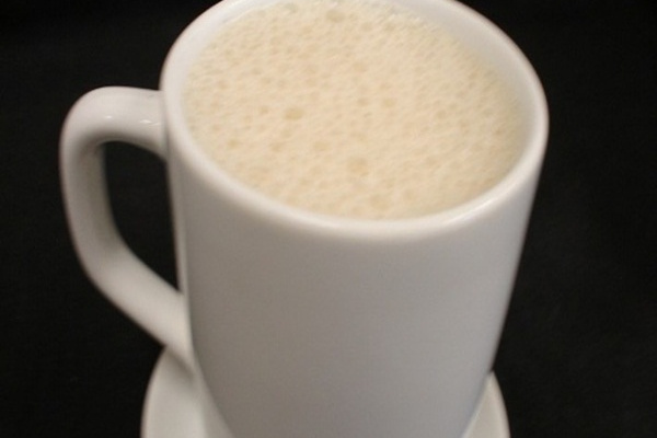 Vitamina quente de Ades banana com canela e aveia