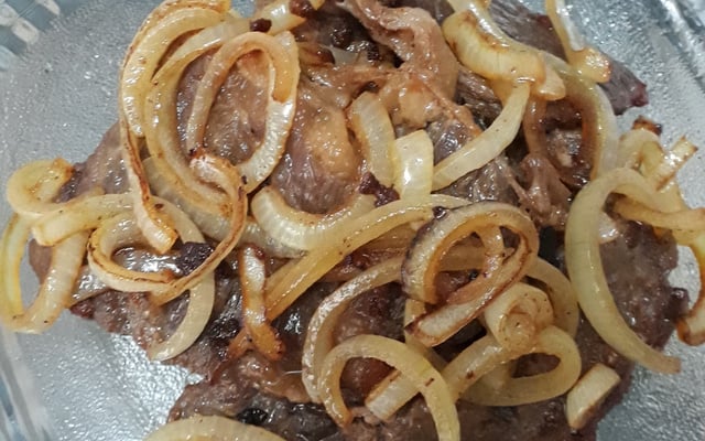 Bife acebolado
