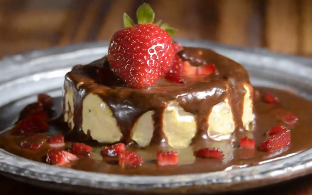 Bombom de morango na travessa